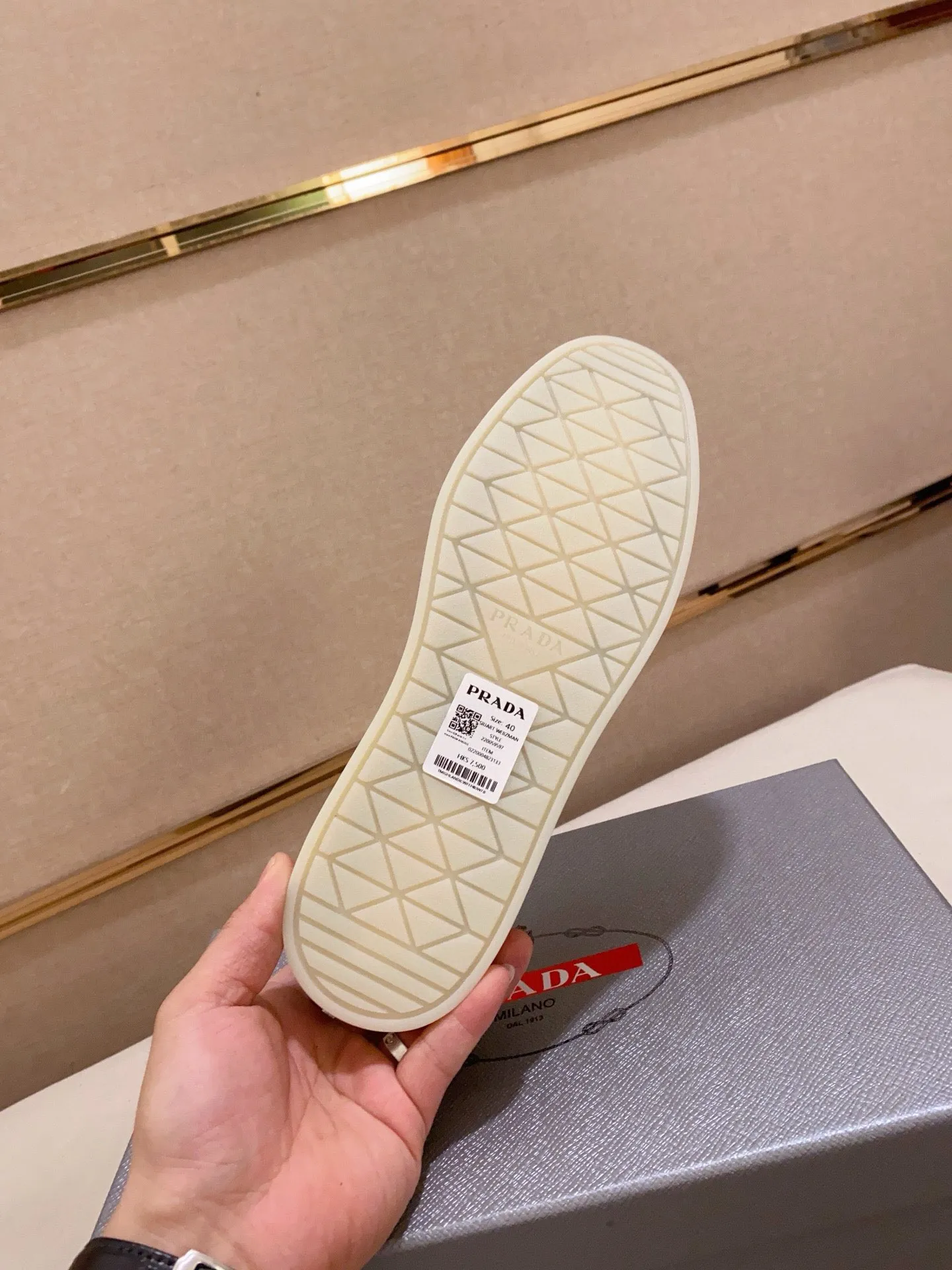 Men's shoes 💰 580💰 ✔️✔️✔️High-quality new PRADA counters are launched at the same time. The new men's shoes and 😘fabrics are selected from high-silk bald cowhide and are made by pure handicrafts. Lining: Full cowhide lining. 👍🏿 High-end ☄️ air-cushion molded anti-slip rubber outsole, exquisite lines, simple and elegant, comfortable and high-end for leisure travel. Code number: 38 to 44 (45 can be customized)